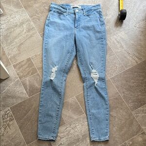 Levi’s high-rise super skinny signature shaping light denim ladies jeans 8/29